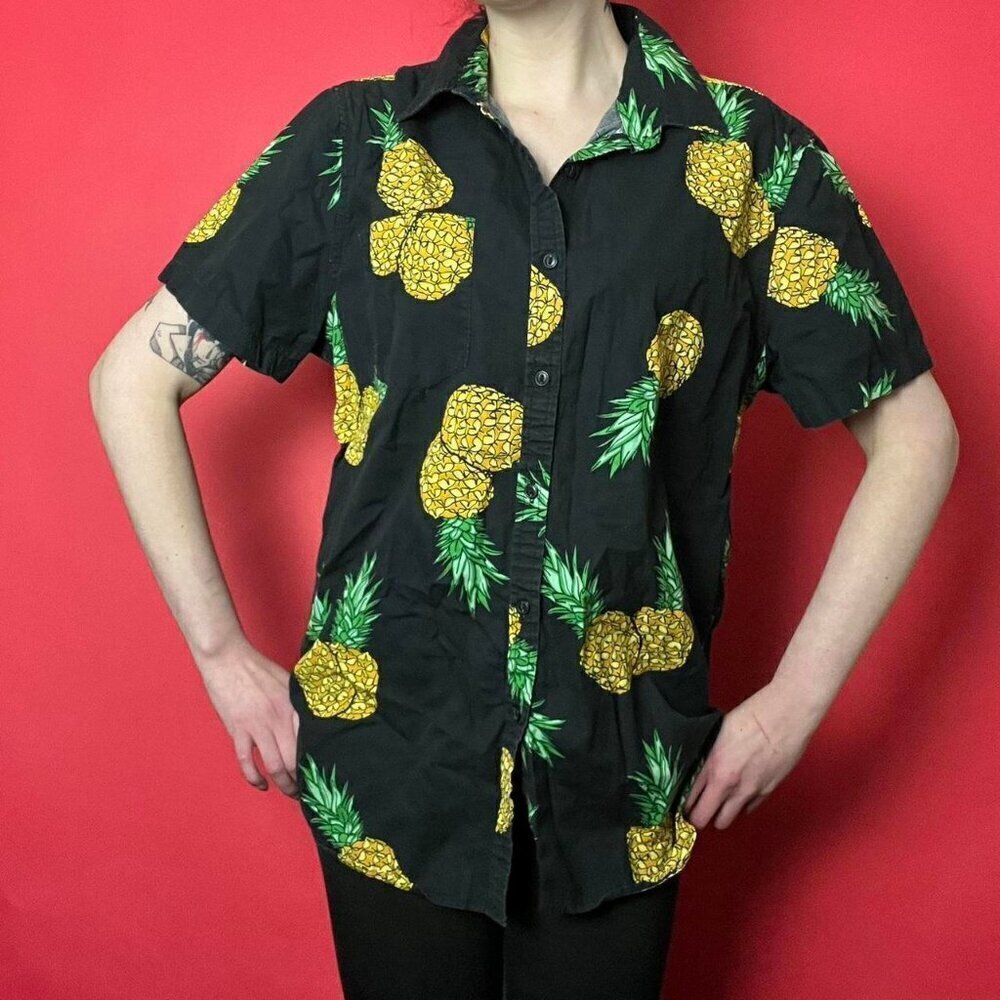 21 Men / Black short sleeve button up with pineapples 💛💚